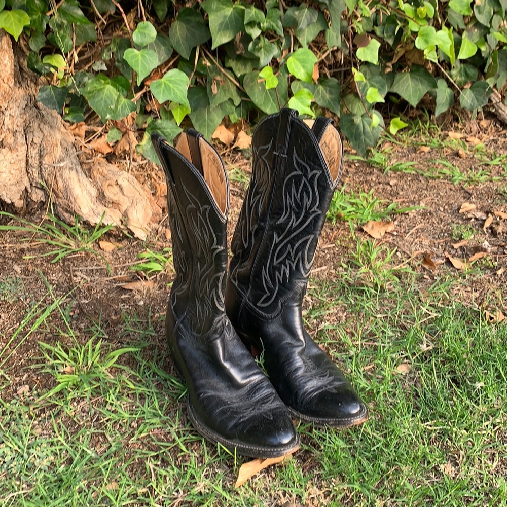 Men’s black leather Justin cowboy boots Sz 9.5 (irregular)
